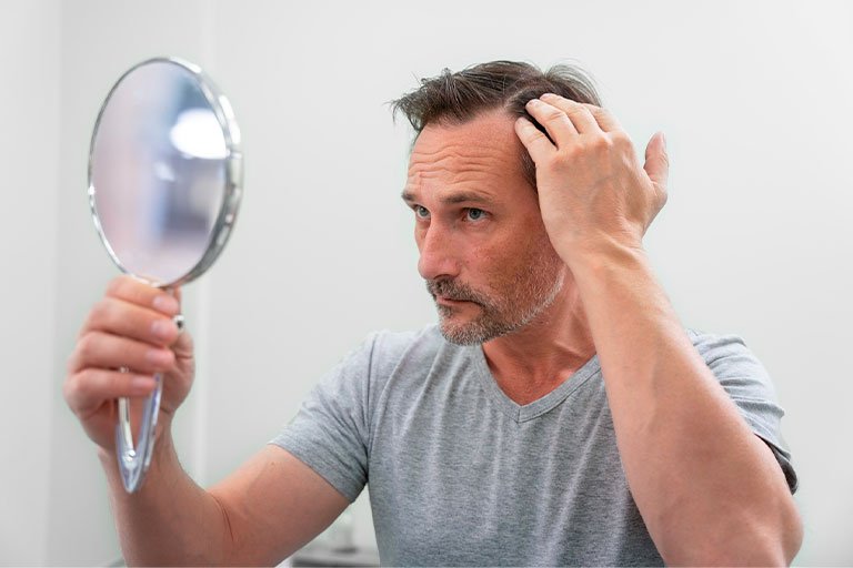 O Fim do “Cabelo de Boneca”: Por que a Tecnologia FUE em Ambiente Hospitalar é o Novo Padrão de Ouro para Homens de Sucesso