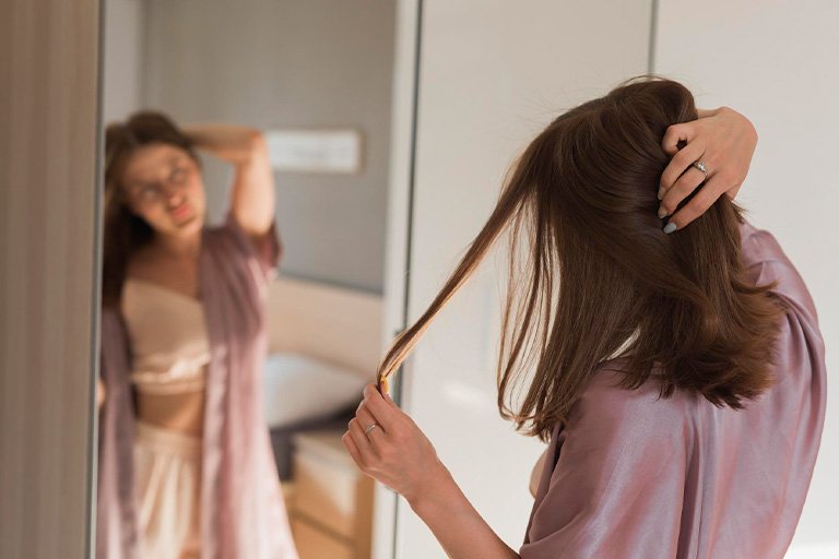 O Fim do “Cabelo de Boneca”: Por que a Tecnologia FUE em Ambiente Hospitalar é o Novo Padrão de Ouro para Homens de Sucesso