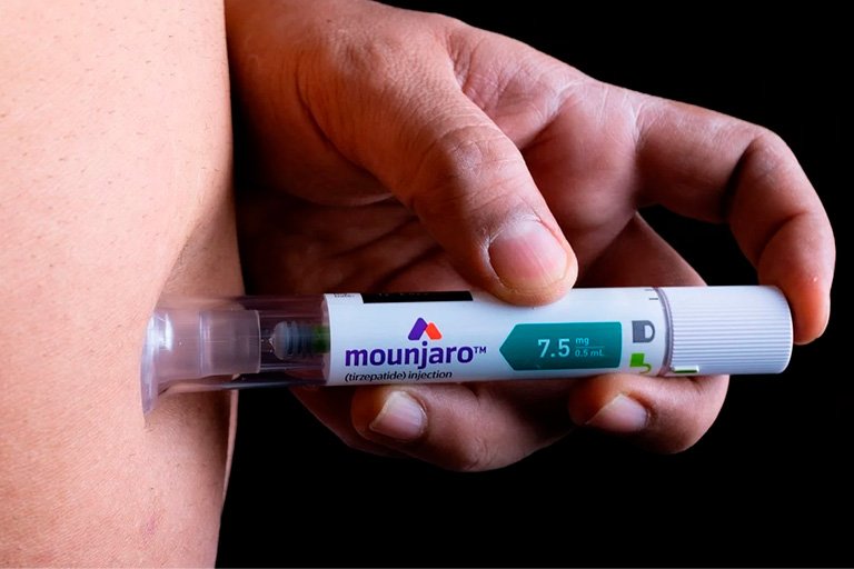 Emagrecimento com canetas: o que ninguém te contou sobre a queda de cabelo e a carência de vitaminas